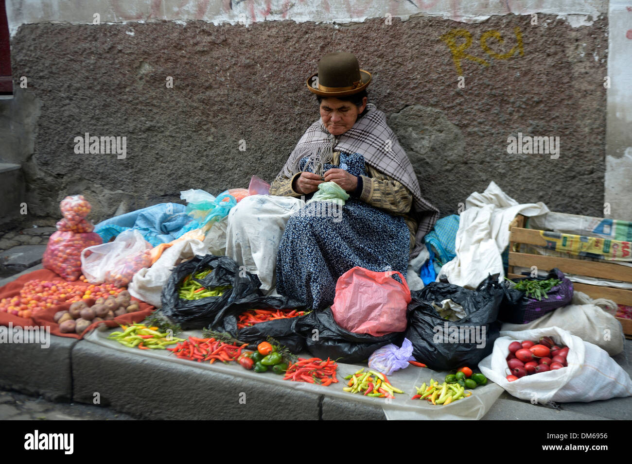 Alte Markt in der Tracht des Quechua Menschen, El Alto, La Paz, Departamento Stockfoto