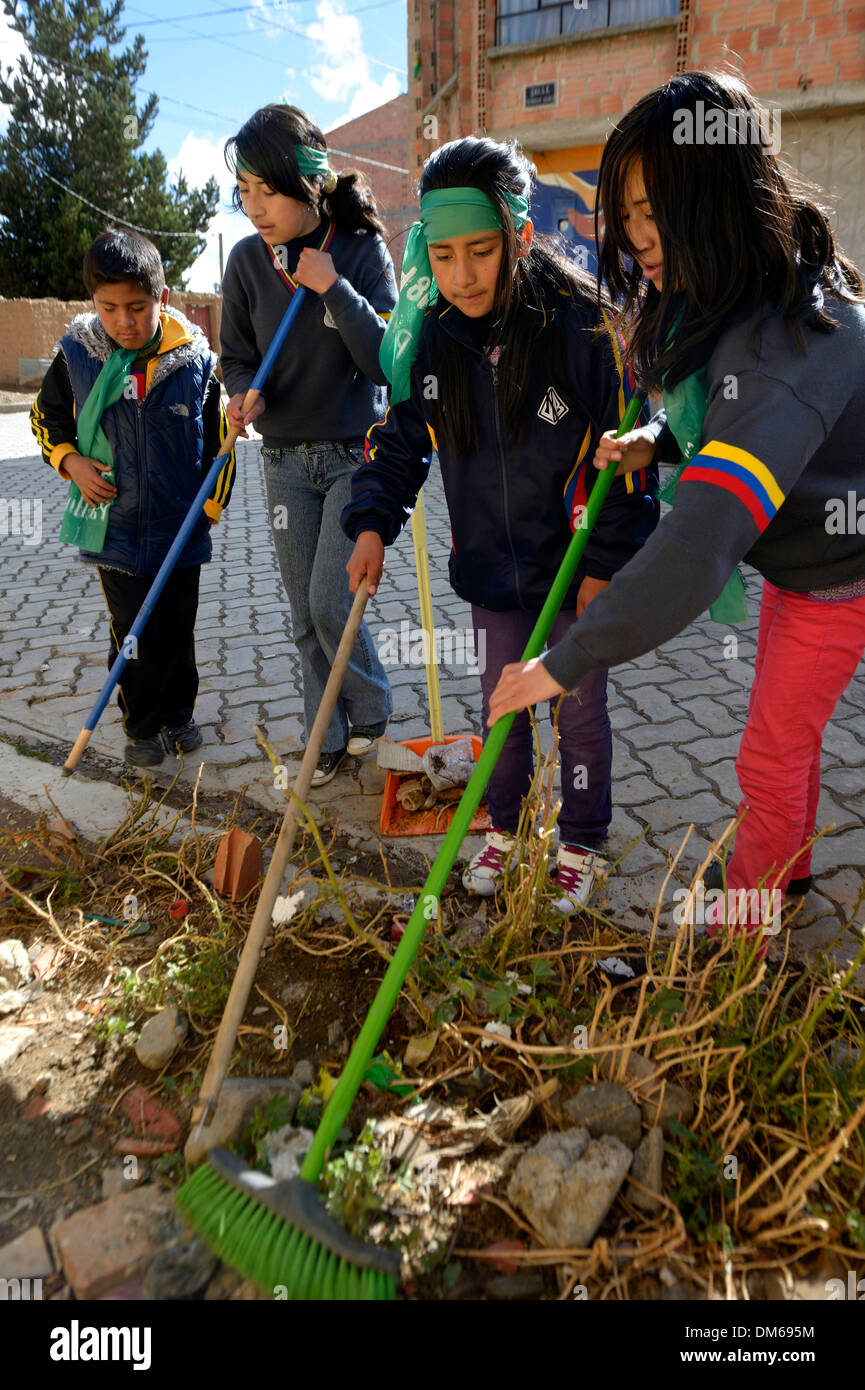 Kinder und junge Leute Reinigung der Stadtzentrums an einem Aktionstag zum Schutz der Umwelt, El Alto, La Paz Department Stockfoto