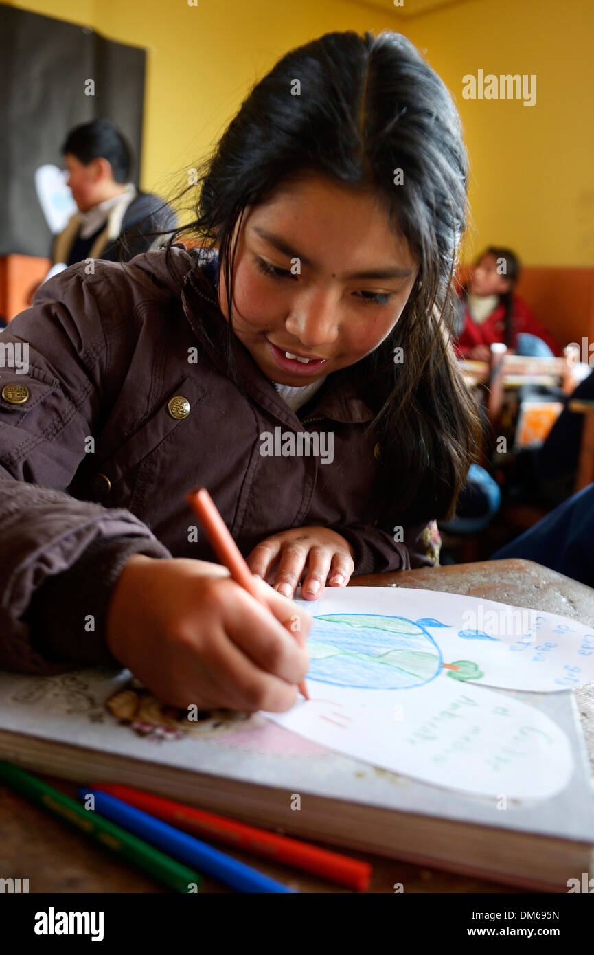 Schüler, die ein Bild über Umweltschutz, El Alto, La Paz, Departamento Stockfoto