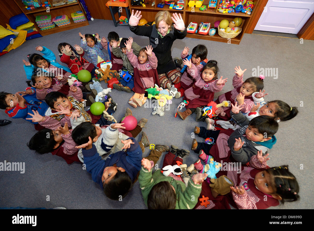 Sitzen auf dem Boden in einem Kreis in einem Kindergarten, spielende Kinder, El Alto, La Paz, Departamento Stockfoto
