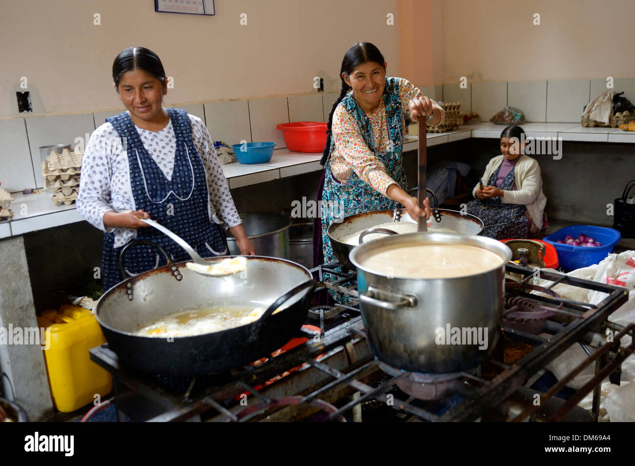 Köche arbeiten in der Küche eines Internats Carmen Pampa, Yungas, Abteilung von La Paz, Bolivien Stockfoto