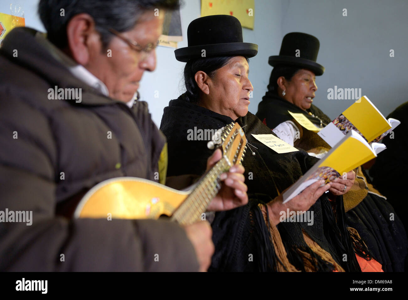 Base Katholiken, Bolivianer in der Tracht der Quechua-Indianer, Musizieren und singen gemeinsam, El Alto Stockfoto