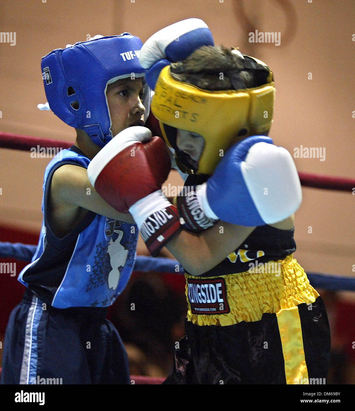 10. Dezember 2004; Palm Beach, FL, USA; Palm Beach Boxen BOBBY JOE THOMAS, 8, links, und Palm Beach County PAL GILBERTO VILLARREALI, 9, Zapping in Palm Beach County PAL Silber Handschuhe State Boxturnier an Bill Bailey Community Center in Belle Glade Freitagabend. Villarreali gewann den WM-Kampf. Stockfoto