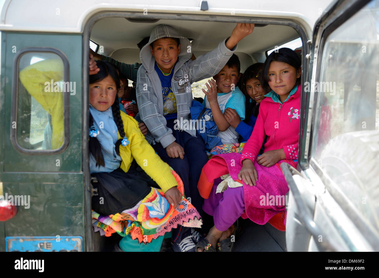 Kinder in einem SUV, Union Potrero, Quispillacta, Ayacucho, Peru Stockfoto
