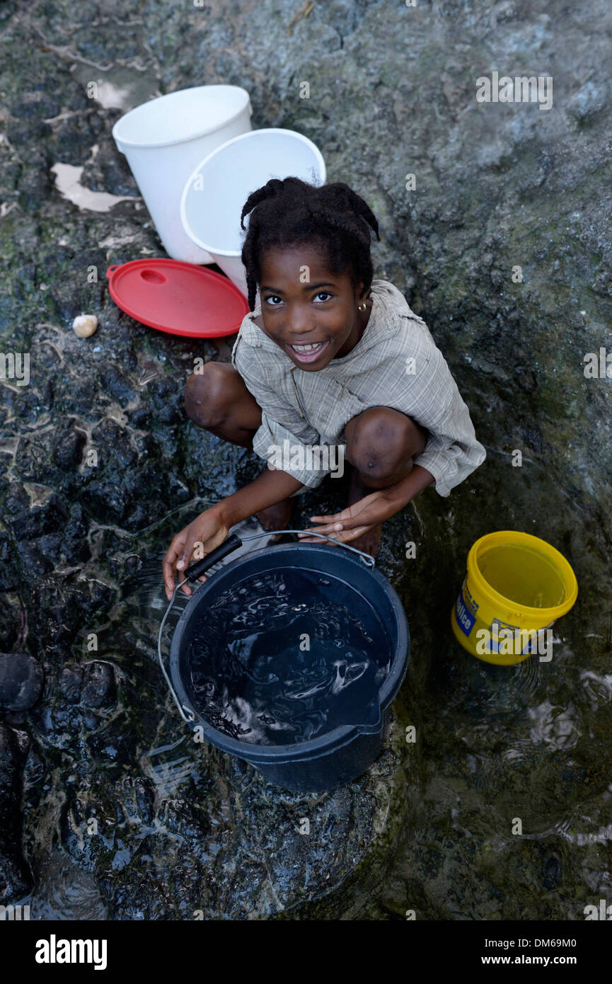 Mädchen Wasserholen an einer Quelle, Tchawa, Leogane, Haiti Stockfoto