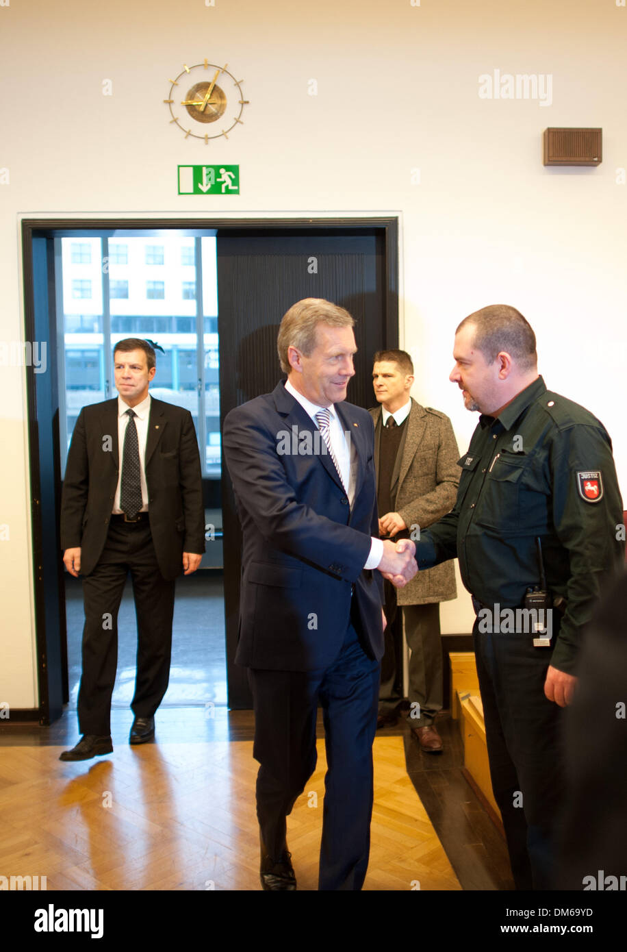Hannover, Deutschland. 12. Dezember 2013. Der ehemalige deutsche Bundespräsident Christian Wulff begrüßt einen Gerichtsvollzieher an das Landgericht Hannover, 12. Dezember 2013. Der ehemalige deutsche Bundespräsident Wulff steht vor Gericht für die Annahme von begünstigt. Foto: Jochen Luebke/POOL/Dpa/Alamy Live News Stockfoto