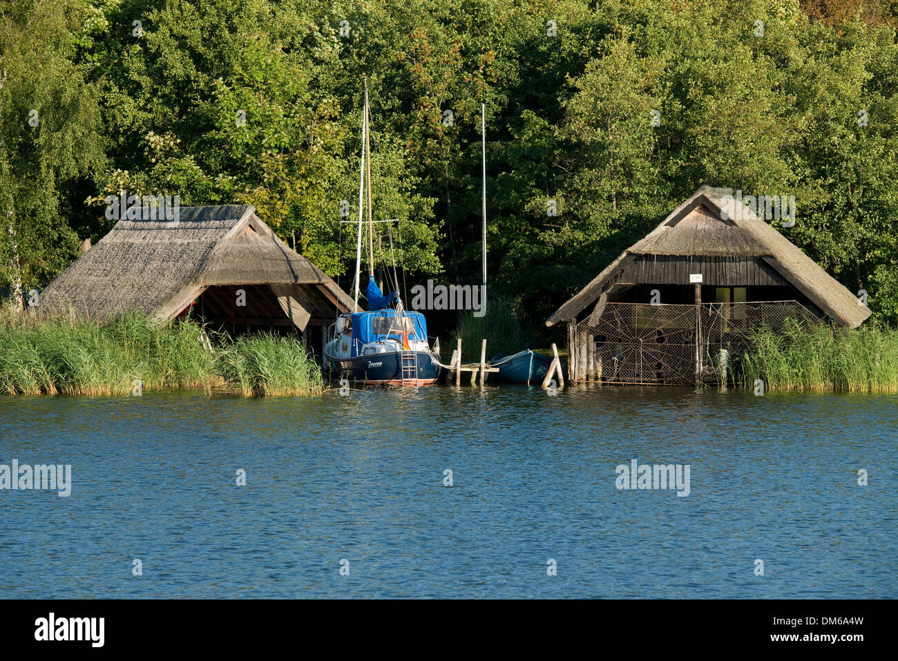 Reetgedeckten Bootshäuser am Hafen von Prerow, Prerow, Darß, Mecklenburg-Western Pomerania, Deutschland Stockfoto Reetgedeckten Bootshäuser am Hafen von Prerow, Prerow, Darß, Mecklenburg-Western Pomerania, Deutschland Stockfoto