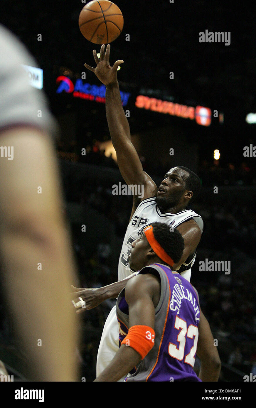 28. Dezember 2004; San Antonio, TX, USA; (San Antonio Spurs 115, Phoenix Suns 94) Spurs Malik Rose schießt über die Phoenix Suns Amare Stoudemire in der ersten Hälfte im SBC Center auf Dienstag, 28. Dezember 2004. Stockfoto