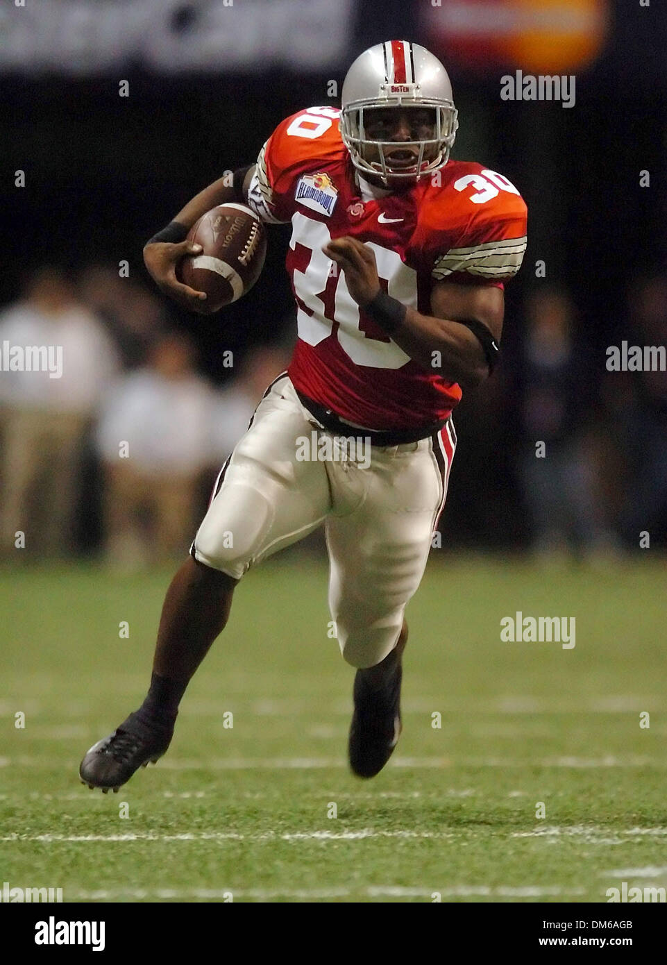 29. Dezember 2004; San Antonio, TX, USA; NCAA Football - Ohio State Runningback Lydell Ross rundet die Ecke mit freiem Feld voraus während der 2004 MasterCard Alamo Bowl im Dome Alamo in San Antonio. Stockfoto