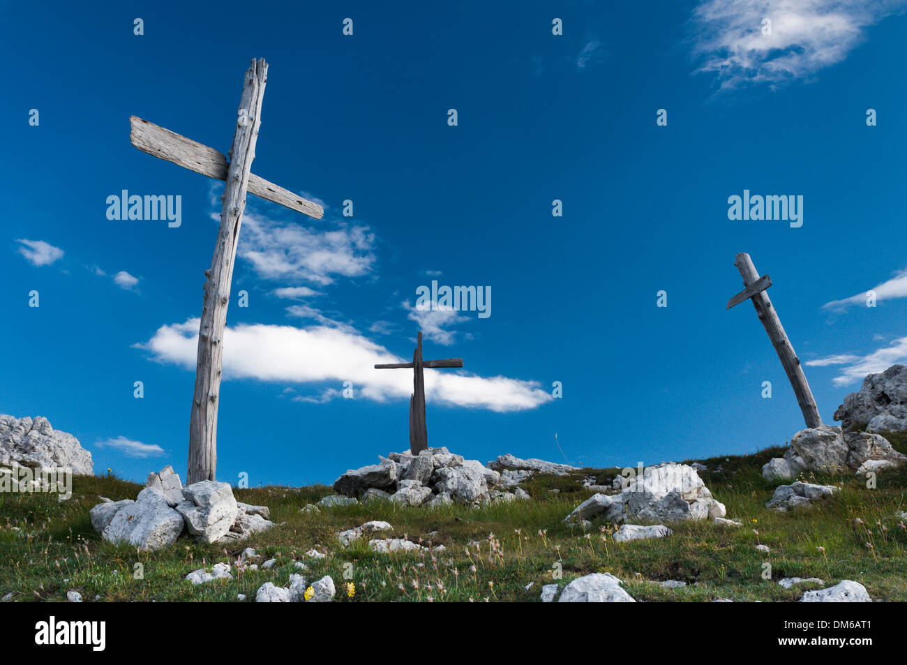 Drei einfache hölzerne Kreuze vom ersten Weltkrieg auf einem Hügel, Dolomiten, Buchenstein del Col di Lana, Veneto, Italien Stockfoto