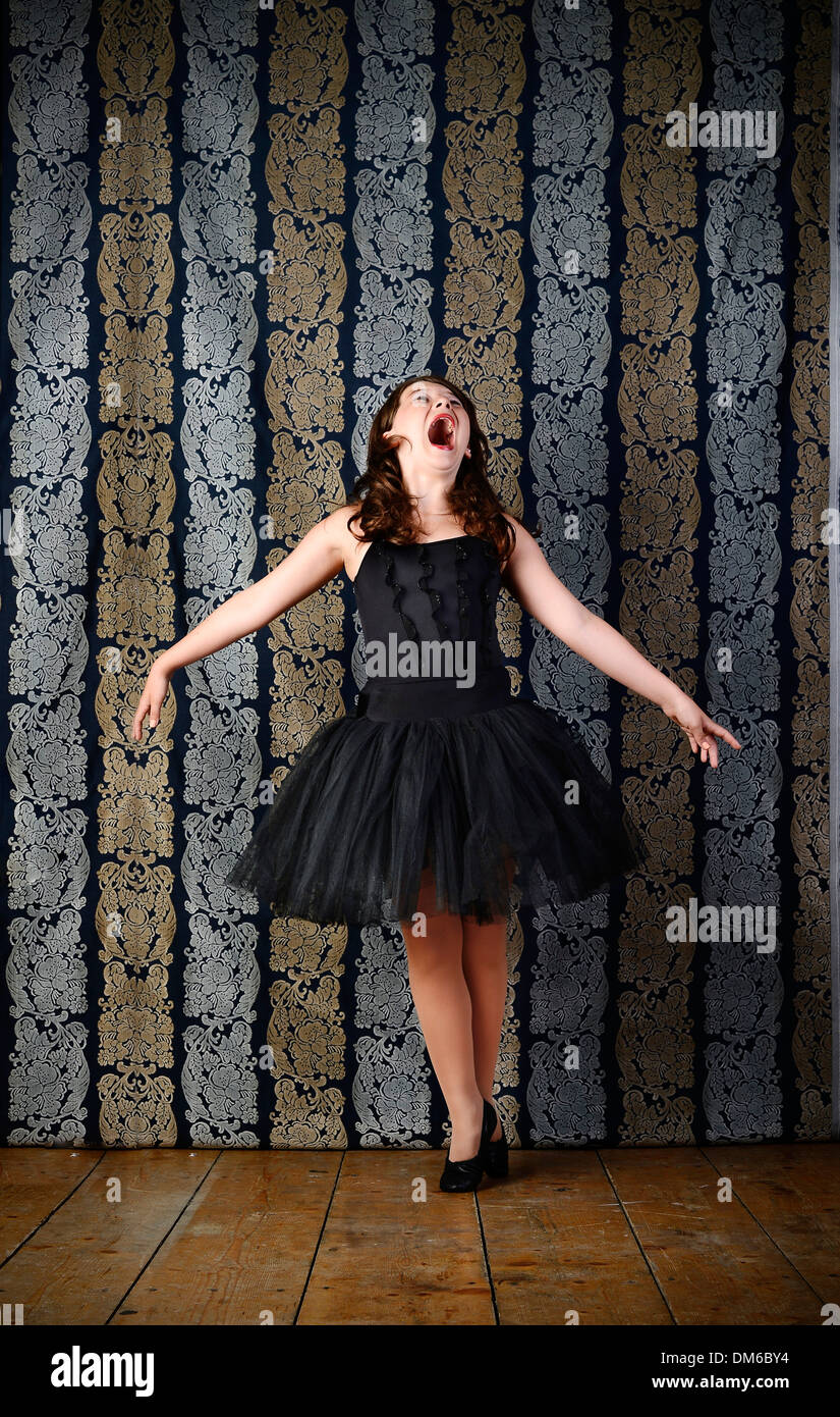 Mädchen tragen ein schwarzes Ballett Kleid schreien Stockfoto