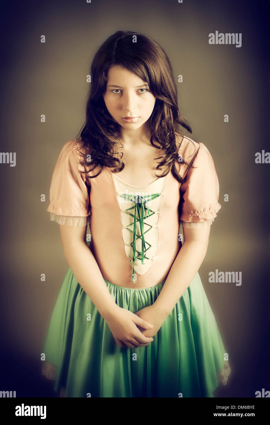 Ein altmodisches Kleid suchen traurige Mädchen Stockfotografie - Alamy