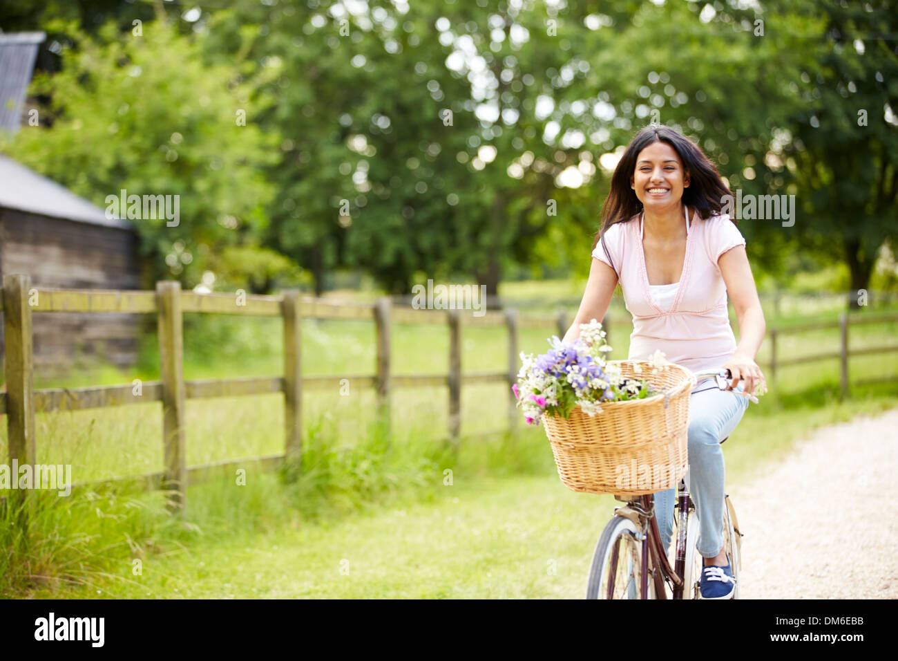 Indianerin auf Fahrradtour In Landschaft Stockfoto