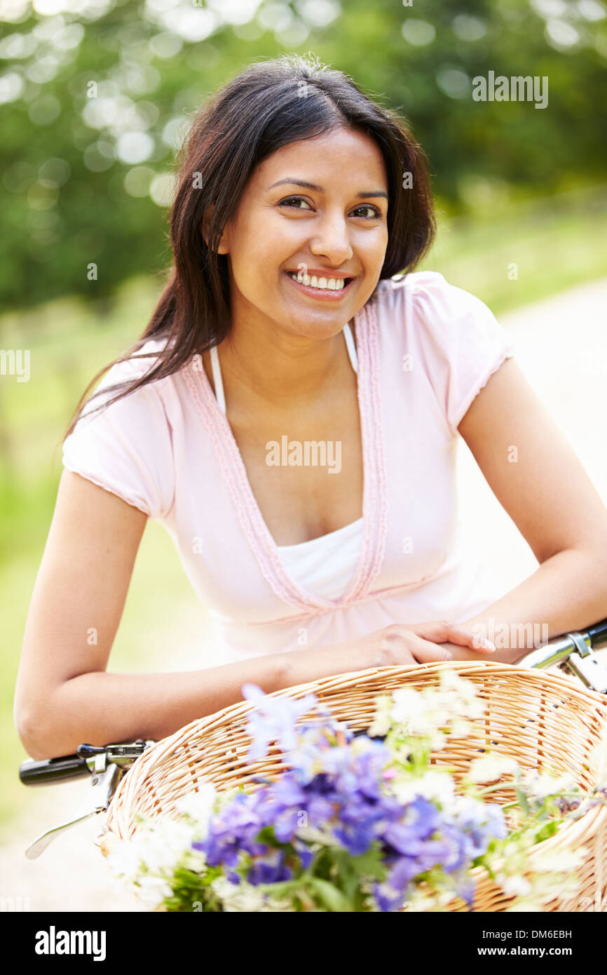 Indianerin auf Fahrradtour In Landschaft Stockfoto