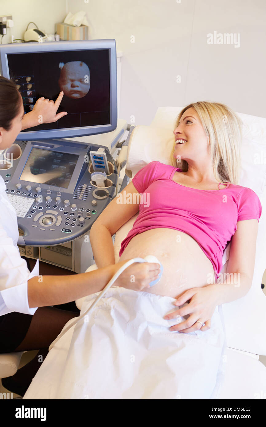 Schwangere Frau mit 4D Ultraschall Scan Stockfoto