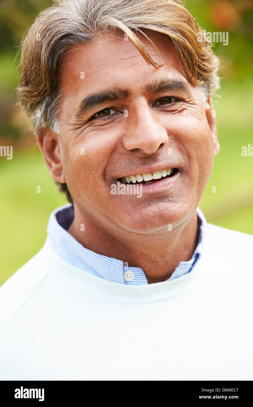 Outdoor Portrait von Senior indischer Mann Stockfoto