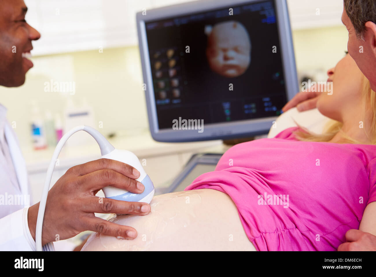 Schwangere Frau und Partner haben 4D-Ultraschall Scannen Stockfoto