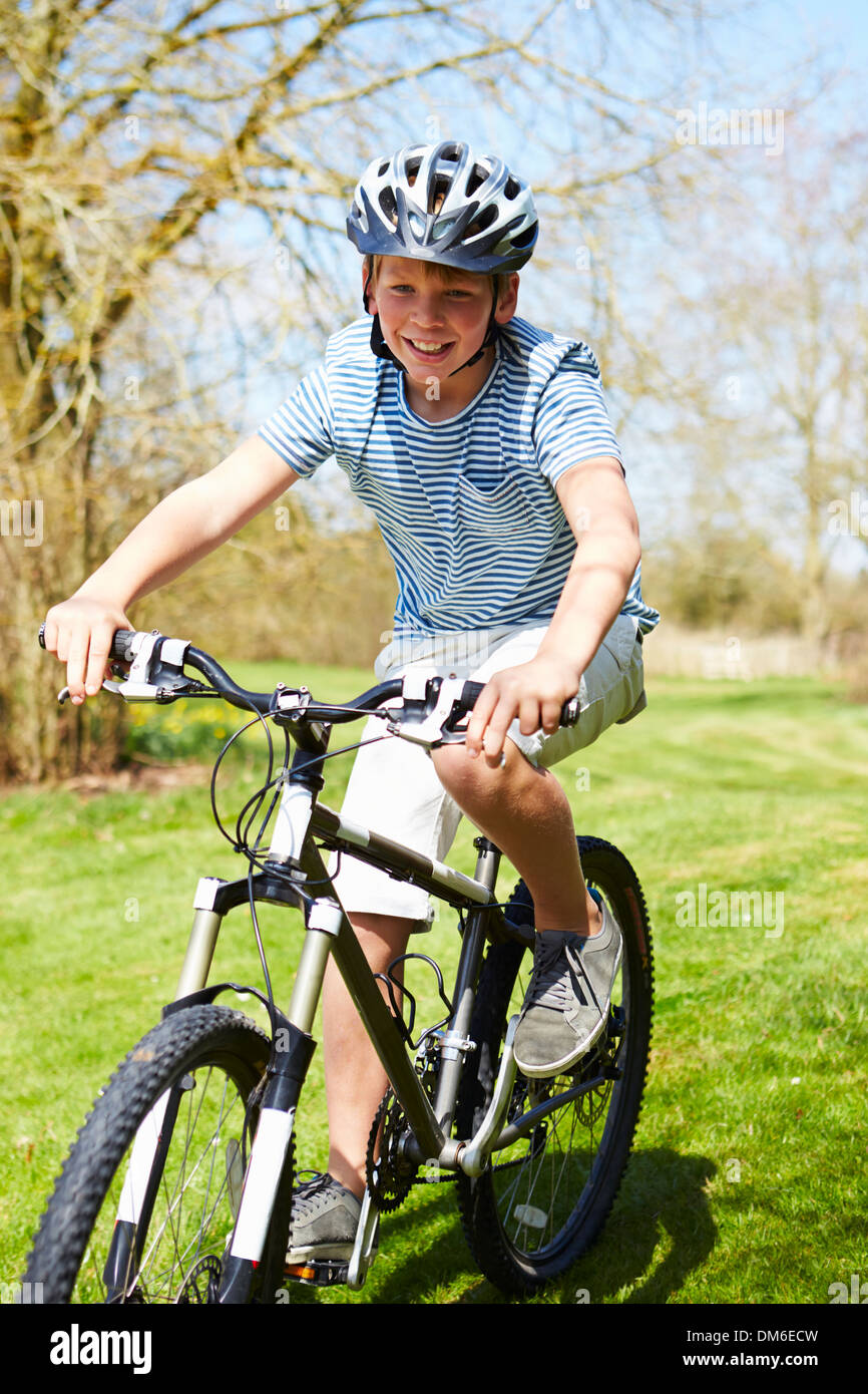 Kleiner Junge mit Fahrrad auf Land-Strecke Stockfoto