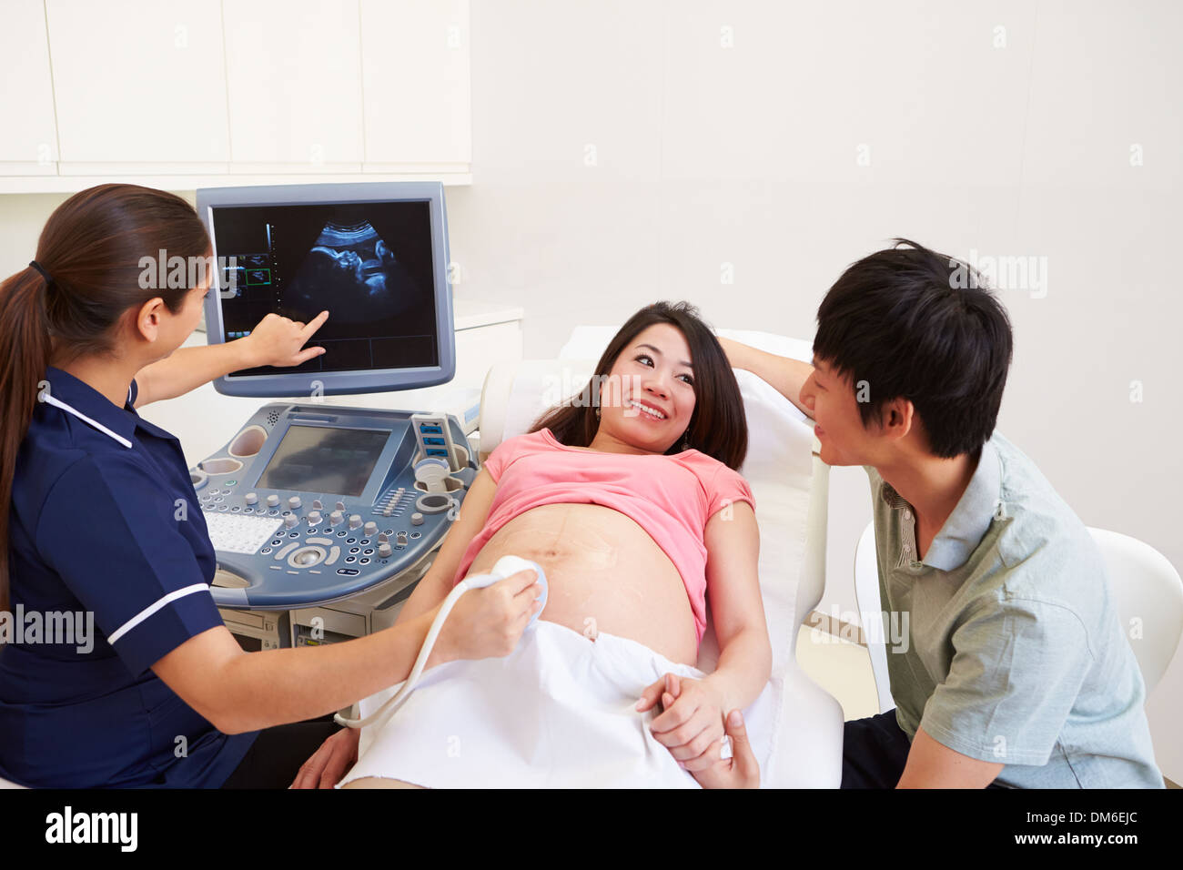 Schwangere Frau und Partner haben 4D-Ultraschall Scannen Stockfoto
