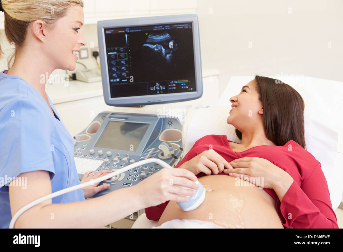 Schwangere Frau mit 4D Ultraschall Scan Stockfoto
