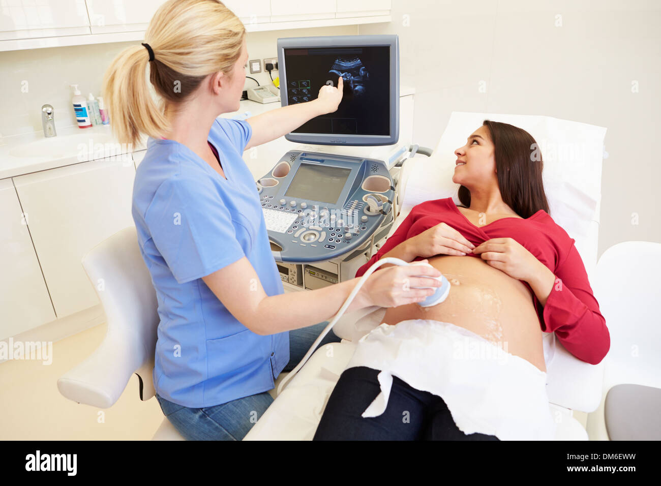 Schwangere Frau mit 4D Ultraschall Scan Stockfoto