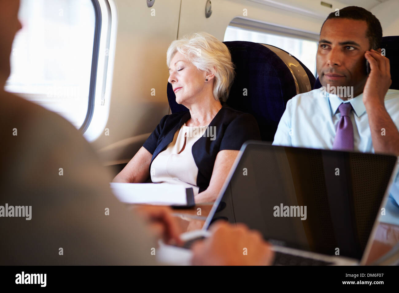 Geschäftsfrau ruht auf Zugfahrt Stockfoto