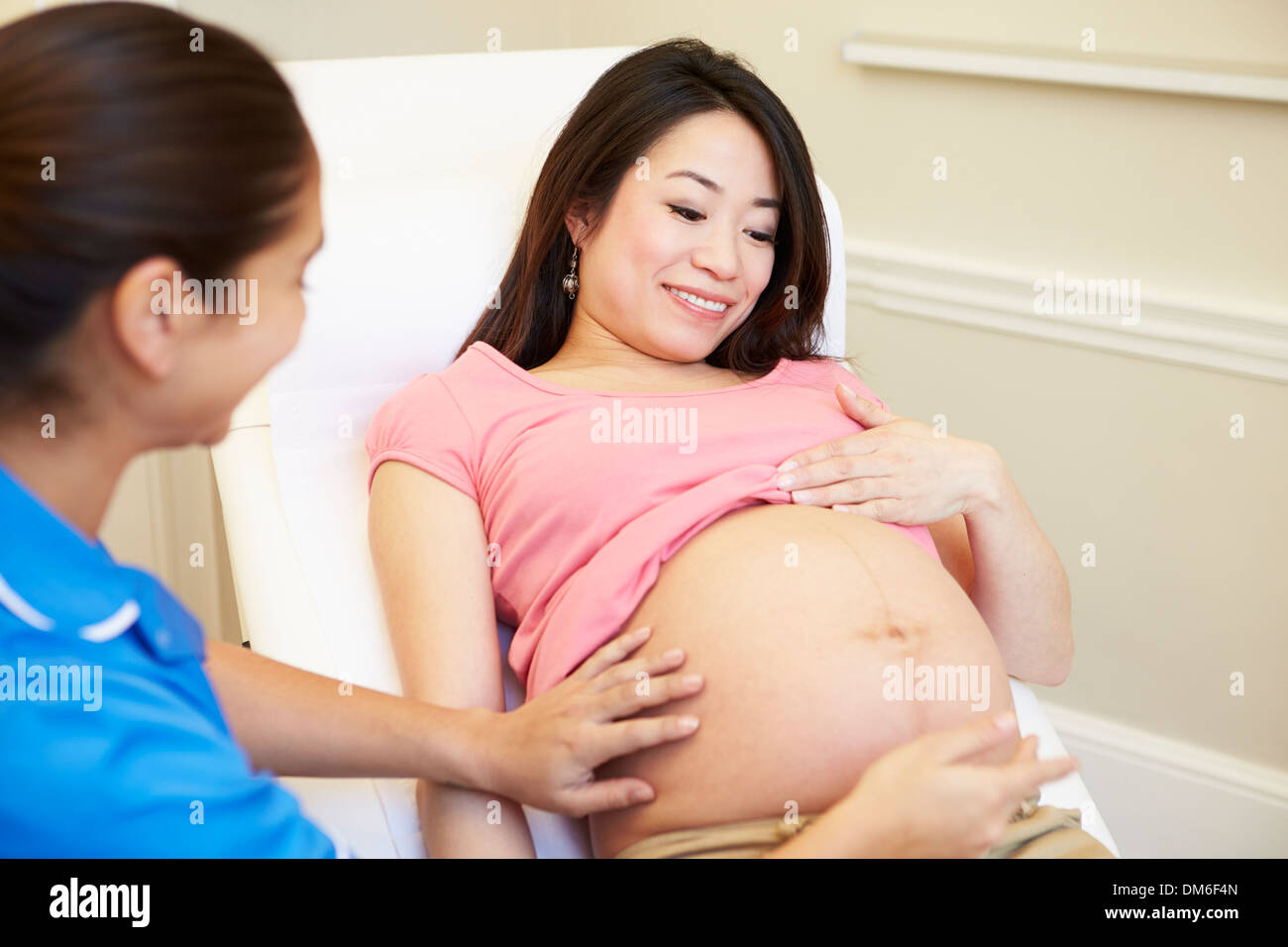 Schwangere Frau Ante Natal Check von Krankenschwester gegeben werden Stockfoto