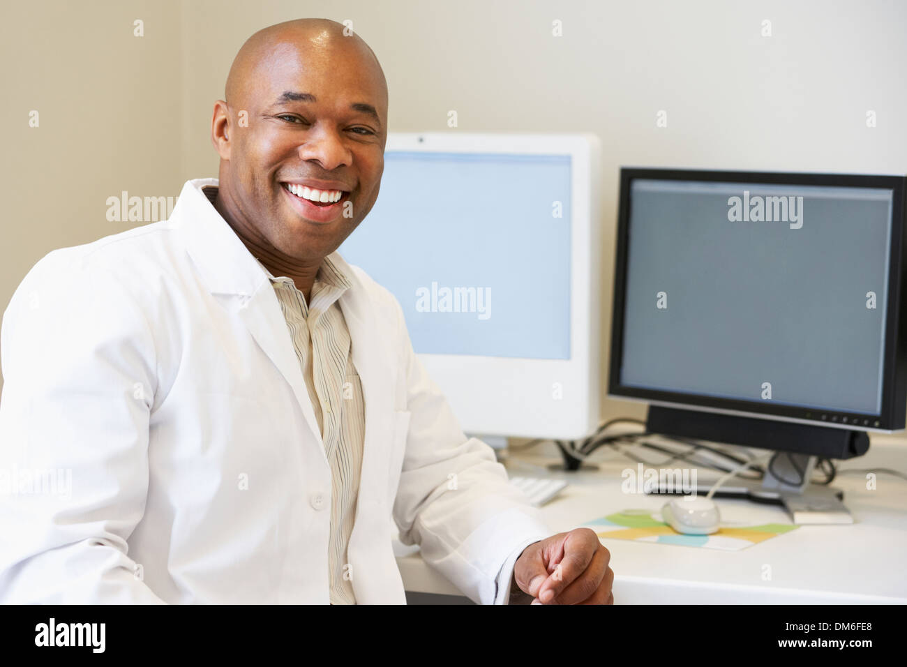 Porträt von männlicher Geburtshelfer im Krankenhaus Stockfoto