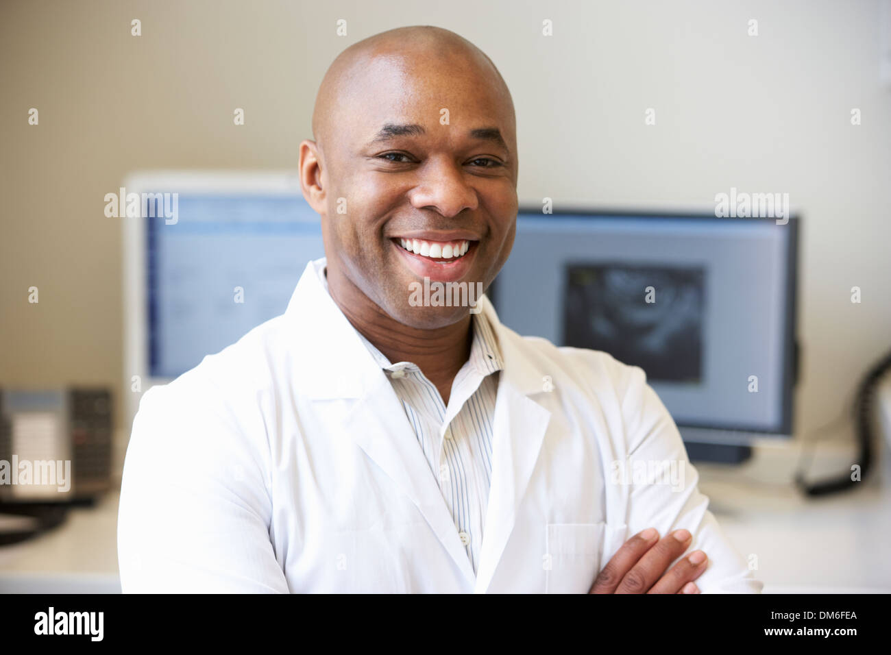 Porträt von männlicher Geburtshelfer im Krankenhaus Stockfoto