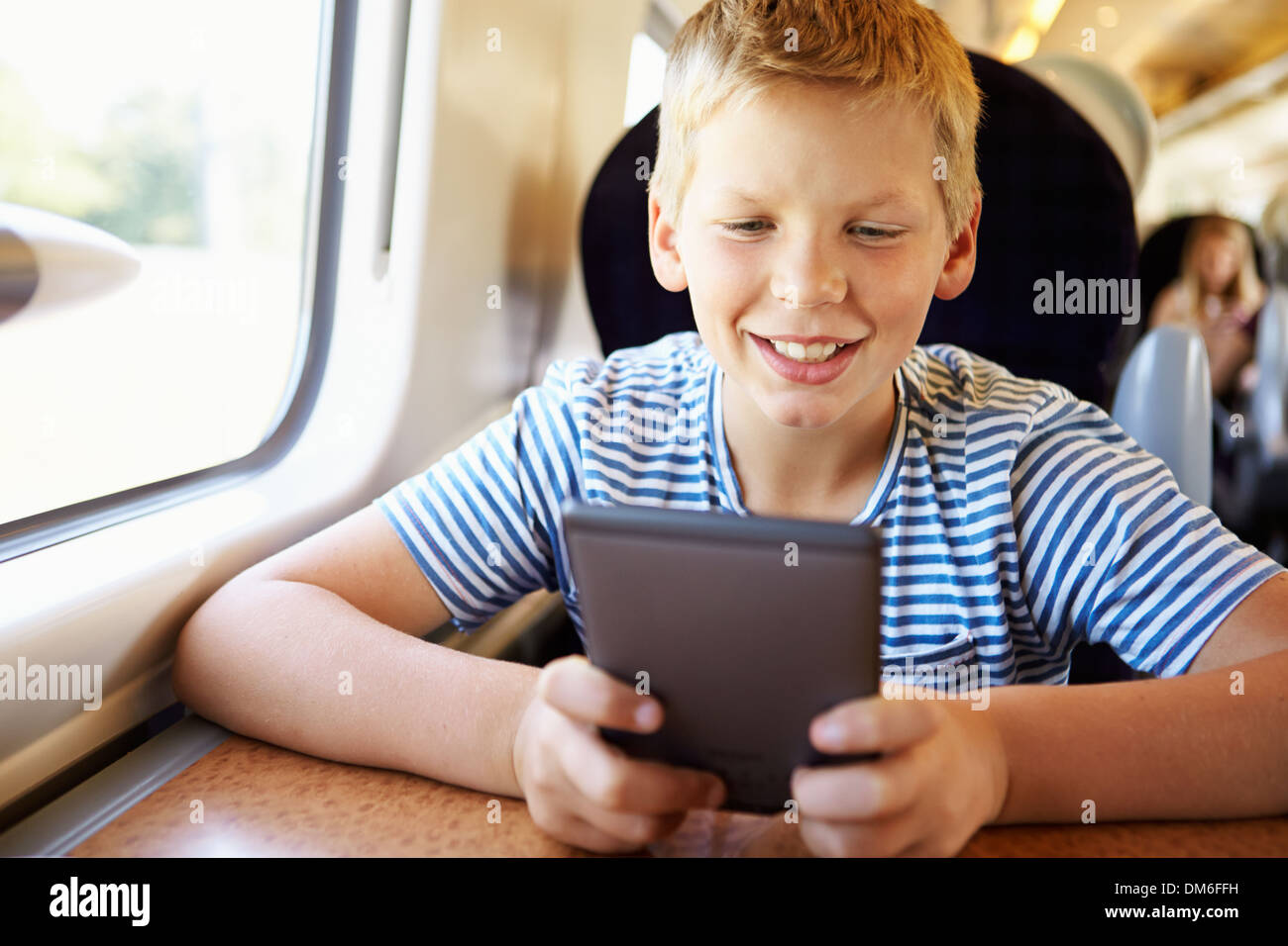 Junge E-Buch auf Zugfahrt Stockfoto