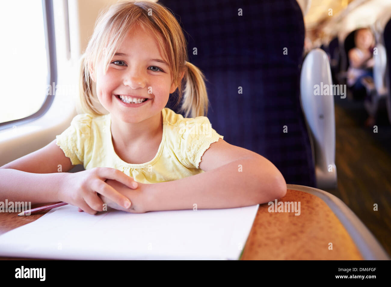 Mädchen Zeichnung Bild auf Zugfahrt Stockfoto