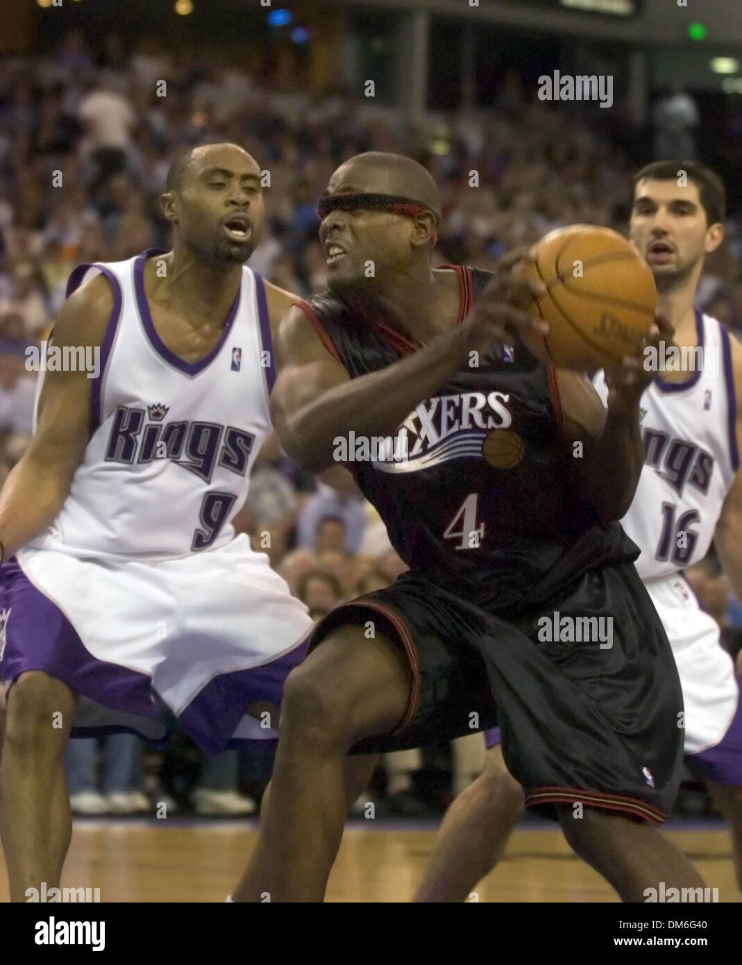 28. März 2005; Scottsdale, Arizona, USA; Sacramento Kings Kenny Thomas Guards Philadelphia 76ers Chris Webber nachdem er von Cuttino Mobley mit Minuten gefoult wurde im Spiel in Arco Arena in Sacramento, Kalifornien auf Montag, 28. März 2005 verließ. Kings gewann 118-109. Stockfoto