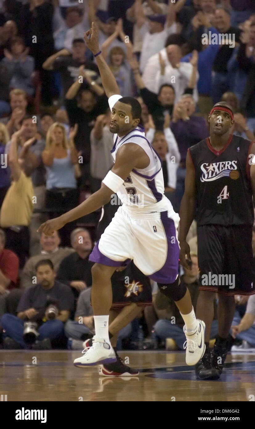 28. März 2005; Scottsdale, Arizona, USA; Sacramento Kings Cuttino Mobley dunks für zwei Minuten im Spiel als Philadelphia 76ers, die Chris Webber schaut zu, wie die Könige 118-109 in Arco Arena in Sacramento, Kalifornien auf Montag, 28. März 2005 zu gewinnen. Stockfoto