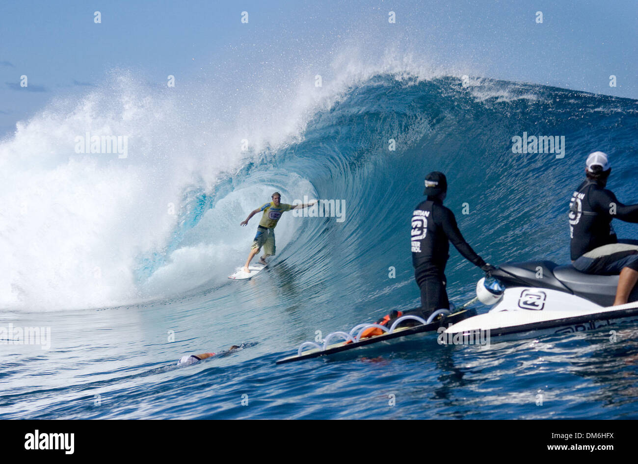 27. April 2005; Teahupoo, Tahiti; Studien. Surfer ELI MIRANDON Gebühren, die ein riesiges Rohr in Teahupoo während seiner Runde 2 Wärme bei der Billabong Pro Tahiti gesponsert von Air Tahiti Nui stolz von Von Zipper, Bose, Kustom und der Tahitian Surfing Federation unterstützt wird. Obligatorische Credit: Foto von Karen Wilson/ZUMA Press. (©) Copyright 2005 von Karen Wilson Stockfoto