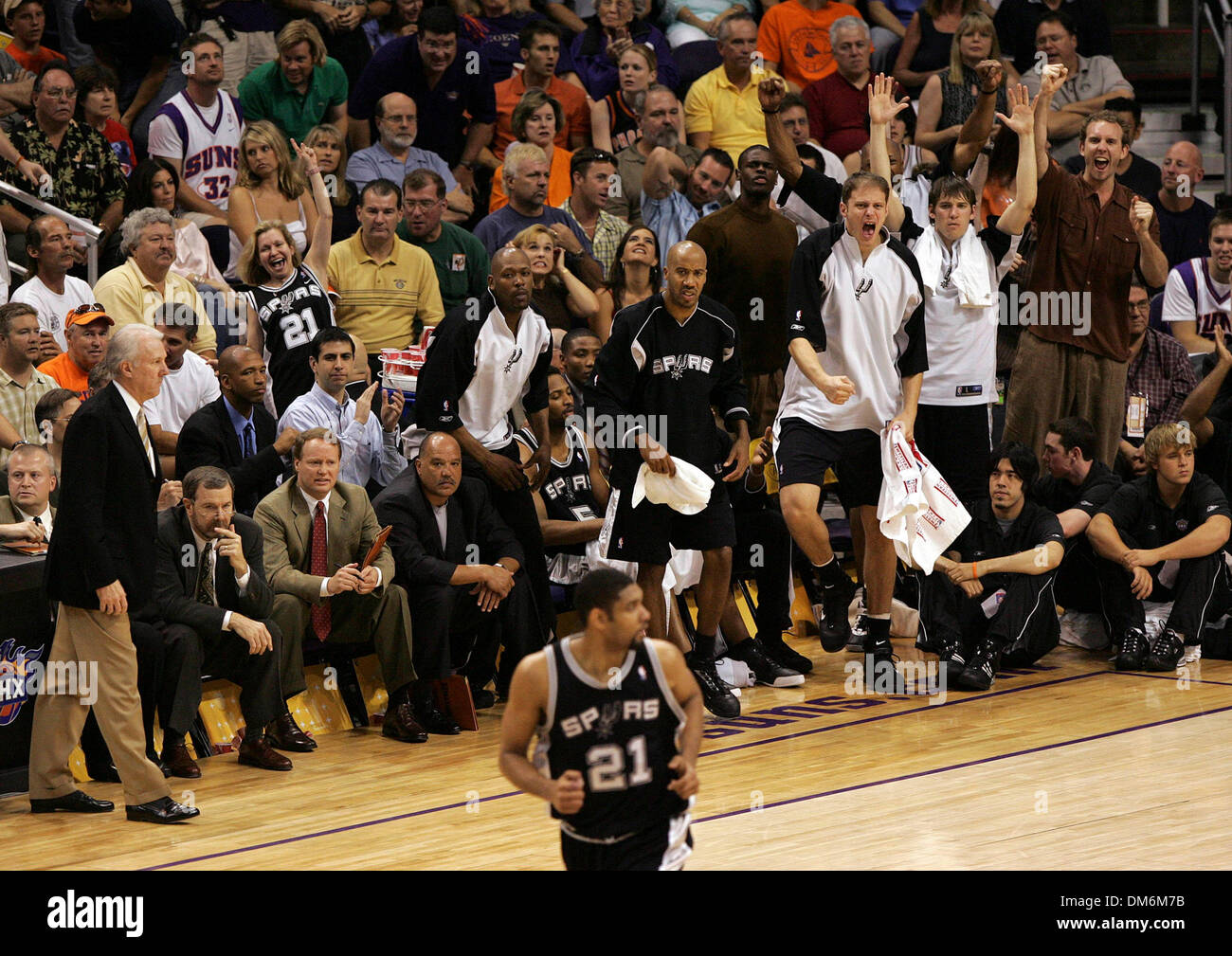 1. Juni 2005; Phoenix, AZ, USA; Die Spurs Bank feiern in den schließenden Momenten des Spiels fünf Western Conference Finals gegen die Phoenix Suns in der America West Arena Mittwoch, 1. Juni 2005. Obligatorische Credit: Foto von B Calzada/San Antonio Express-News/ZUMA Press. (©) Copyright 2005 von B Calzada/San Antonio Express-News Stockfoto