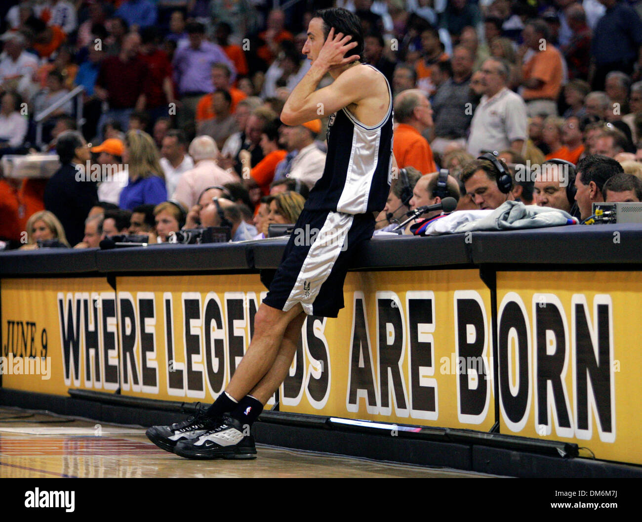 1. Juni 2005; Phoenix, AZ, USA; Sporen Manu Ginobili wartet im zweiten Quartal Action-Spiel fünf der Western Conference Finals auf der America West Arena Mittwoch, 1. Juni 2005 in das Spiel einsteigen. Obligatorische Credit: Foto von W Luther/San Antonio Express-News/ZUMA Press. (©) Copyright 2005 von W Luther/San Antonio Express-News Stockfoto