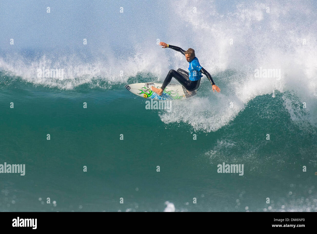 13. Juli 2005; Jeffreys Bay, Südafrika; Südafrika Wildcard DAMIEN FAHRENHORT (Cape Town, RSA) verursachte eine sensationelle Überraschung wenn er ehemaligen ASP World Champion CJ Hobgood (USA) aus der Billabong Pro in Jeffreys Bay heute beseitigt. Fahrenfort, wer noch auf der Billabong Junior Series konkurriert, erweitert um drei Runde. Der Billabong Pro wird entscheidend im Rennen für dieses YearÕ sein Stockfoto