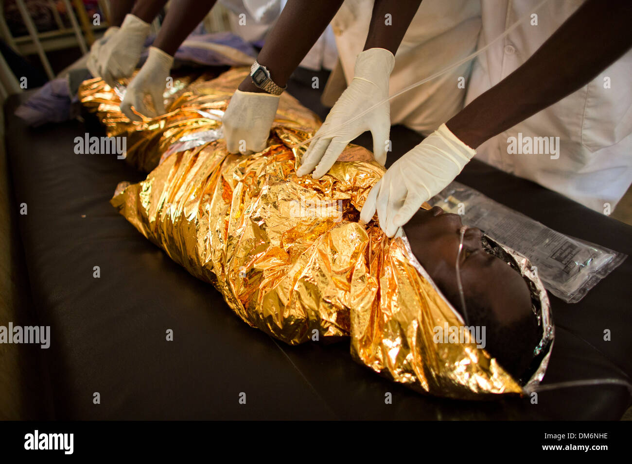 HIV Aids-Patienten in Aluminium-Folie verpackt, im Krankenhaus in Auto warm zu halten Stockfoto