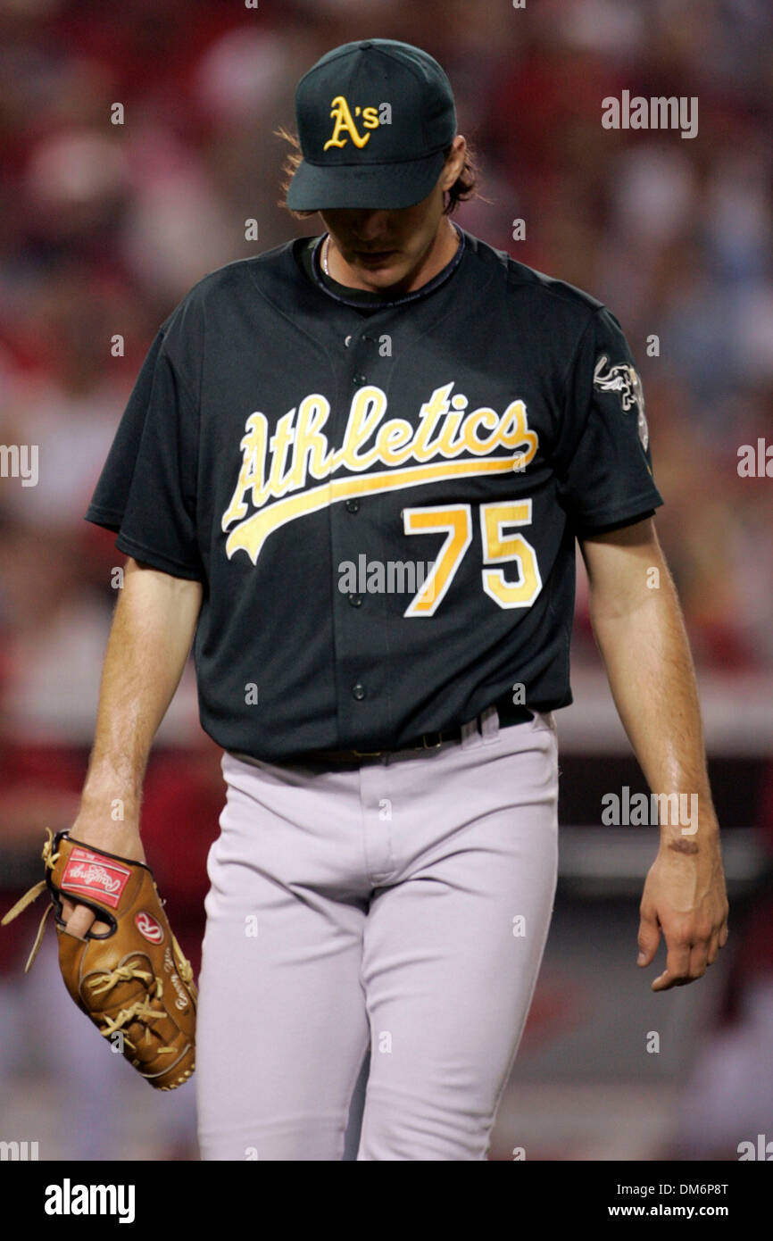 30. August 2005; Anaheim, CA, USA; Baseball MLB: Oakland Athletics Starter Barry Zito wirft einen neunten Inning Pitch gegen die Los Angeles Angels in Anaheim. Zito aufgeschlagen neuneinhalb Innings, die Leichtathletik zu einem elf Inning 2: 1-Sieg zu führen. Obligatorische Credit: Foto von Armando Arorizo/ZUMA Press. (©) Copyright 2005 von Armando Arorizo Stockfoto