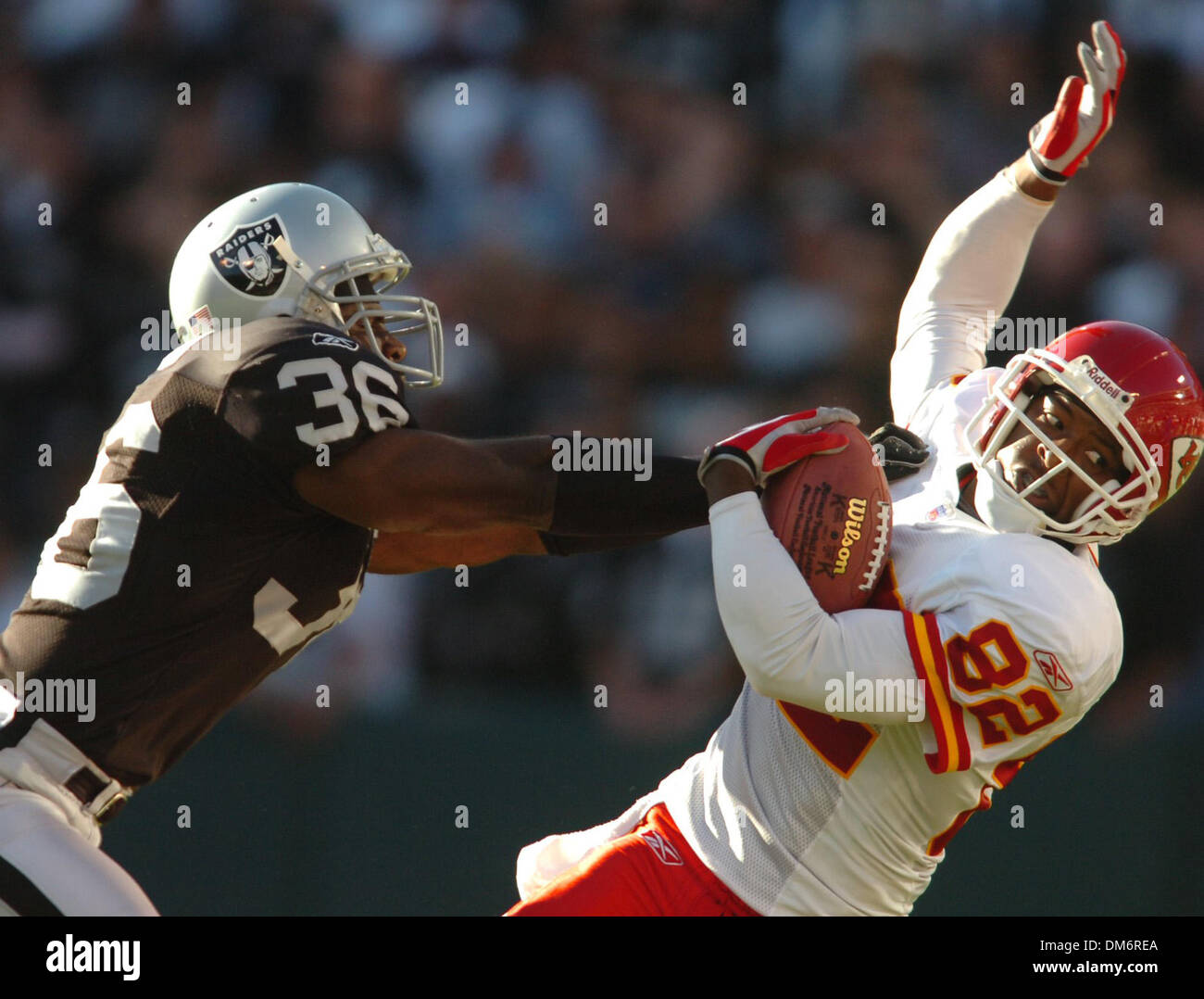 Sep 18, 2005; Oakland, Kalifornien, USA; NFL FOOTBALL: Chiefs Dante Hall ist außerhalb des gültigen Bereichs von klopfte Raiders Derrick Gibson in der 1. Hälfte Sonntagabend im Wettbewerb zwischen den Oakland Raiders und den Kansas City Chiefs in Oakland. Obligatorische Credit: Foto von J L Villegas/Sacramento Bee/ZUMA Press. (©) Copyright 2005 von Sacramento Bee Stockfoto