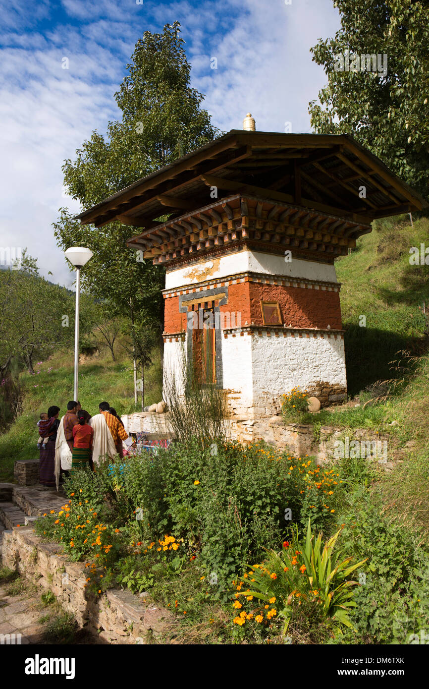 Bhutan, Bumthang Valley Jakar Dzong, Menschen bei chorten Stockfoto