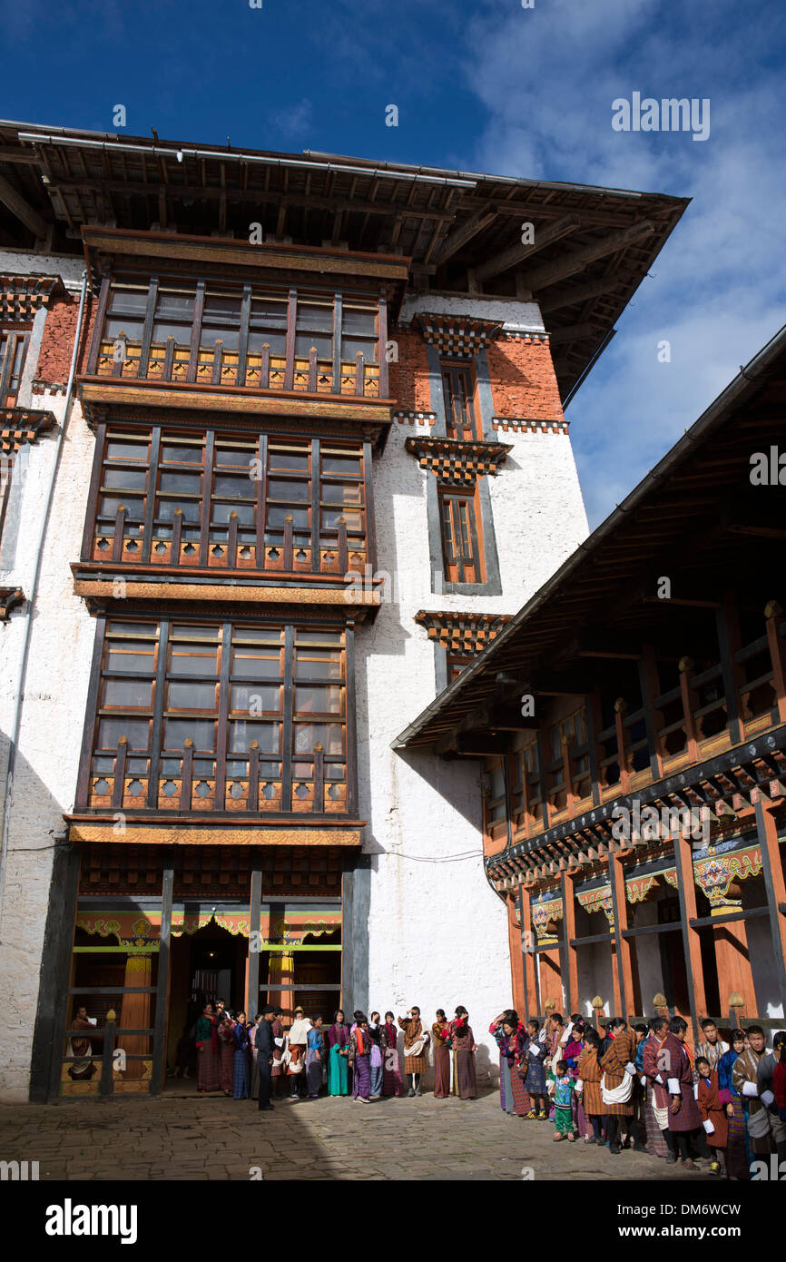 Bhutan, Bumthang Valley Jakar Dzong, Leute Schlange stehen, Schätze des Klosters zu sehen Stockfoto