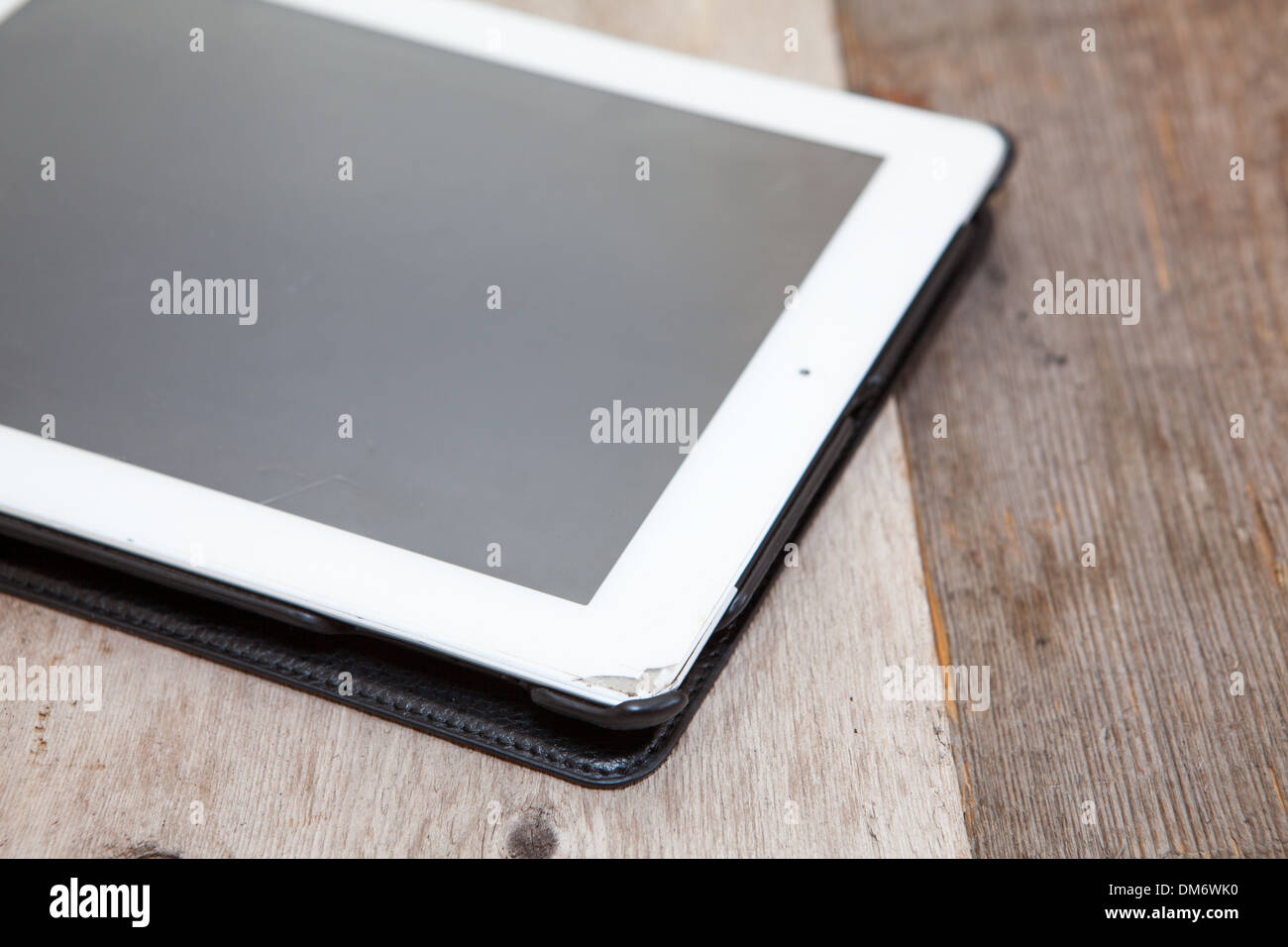 Tablet-pc mit kleinen Rissen auf dem Bildschirm Stockfoto