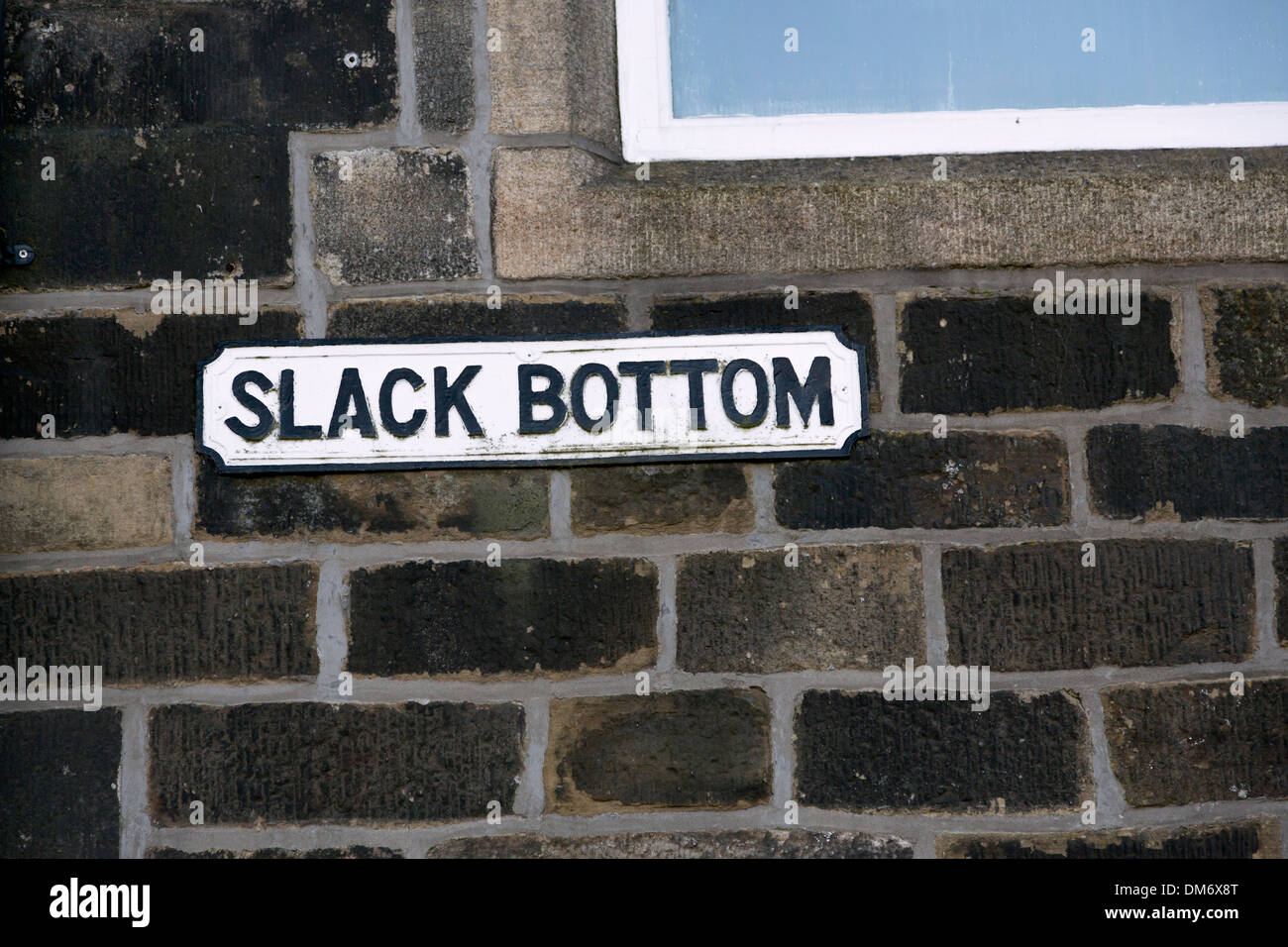 Slack Bottom, ein amüsantes Straßenschild auf einem Reihenhaus in der Nähe von Heptonstall in West Yorkshire. Stockfoto