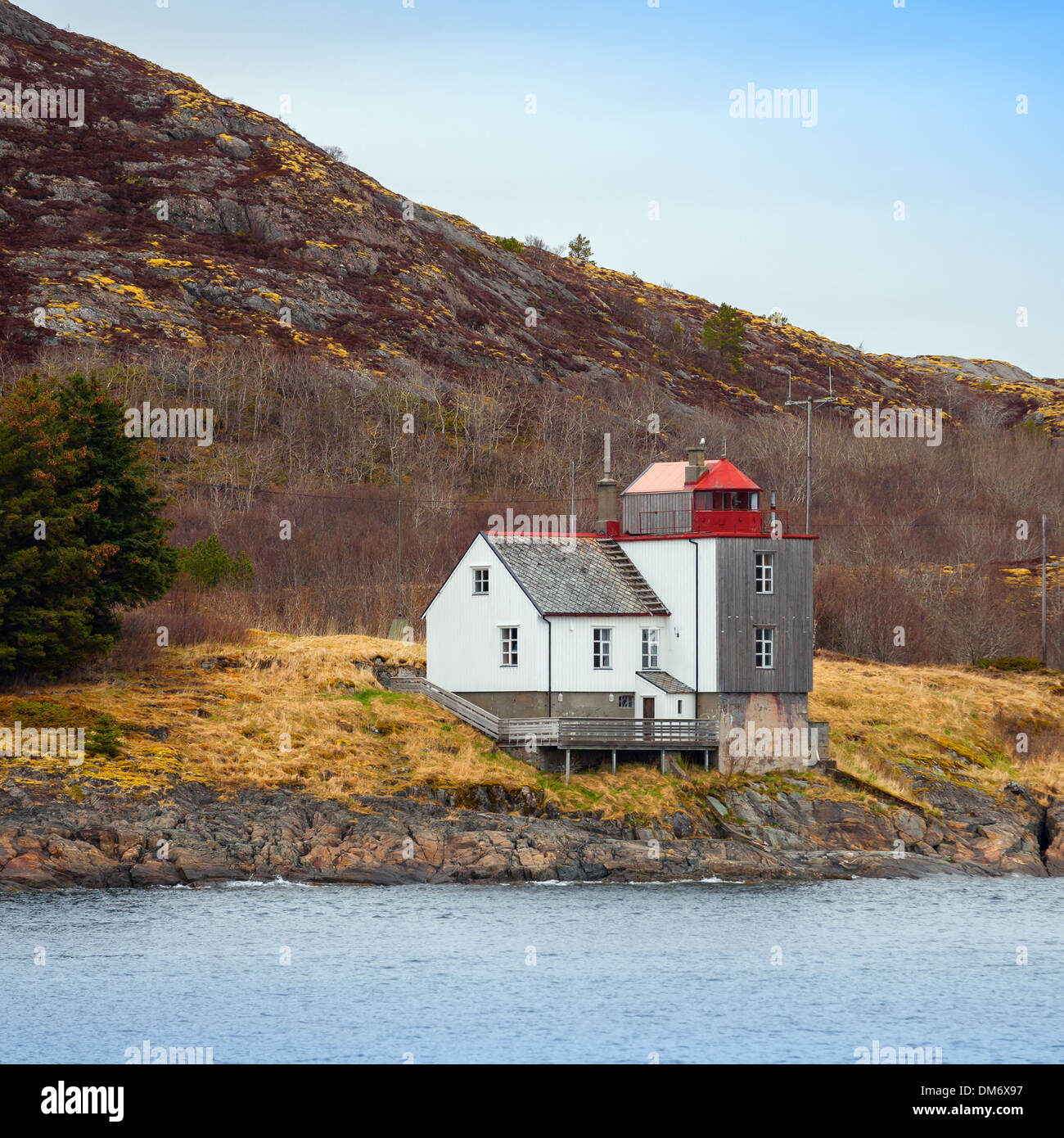 Alte norwegische Leuchtturm steht an der Küste Stockfoto