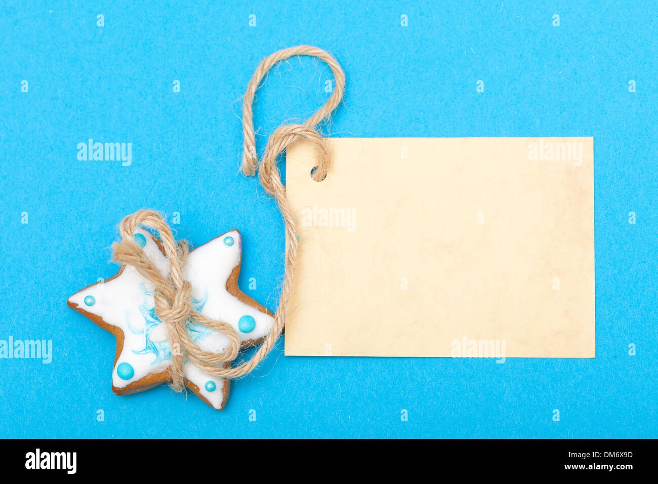 Cookie blauen Hintergrund mit leeren Papier Banner. Werbung Weihnachten Stockfoto