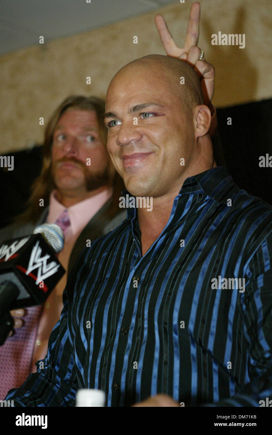 21. Juni 2005; Las Vegas, NV, USA; TRIPLE H (L) hält Hörner über Kopf des ehemaligen WWE Champion und olympisches Gold Medalist KURT ANGLE bei der WWE-Pressekonferenz auf der Thomas and Mack Center in Las Vegas für die bis kommenden "Rache" Pay Per View am 26. Juni 2005. Obligatorische Credit: Foto von Mary Ann Owen/ZUMA Press. (©) Copyright 2005 von Mary Ann Owen Stockfoto