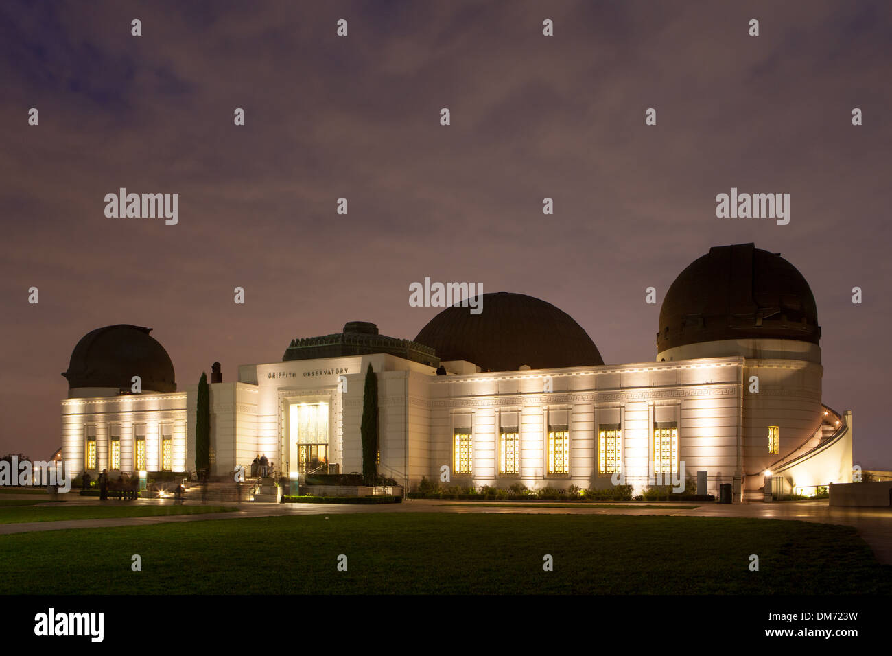 Griffith Observatory leuchtet in der Nacht in Los Angeles, Kalifornien, USA Stockfoto