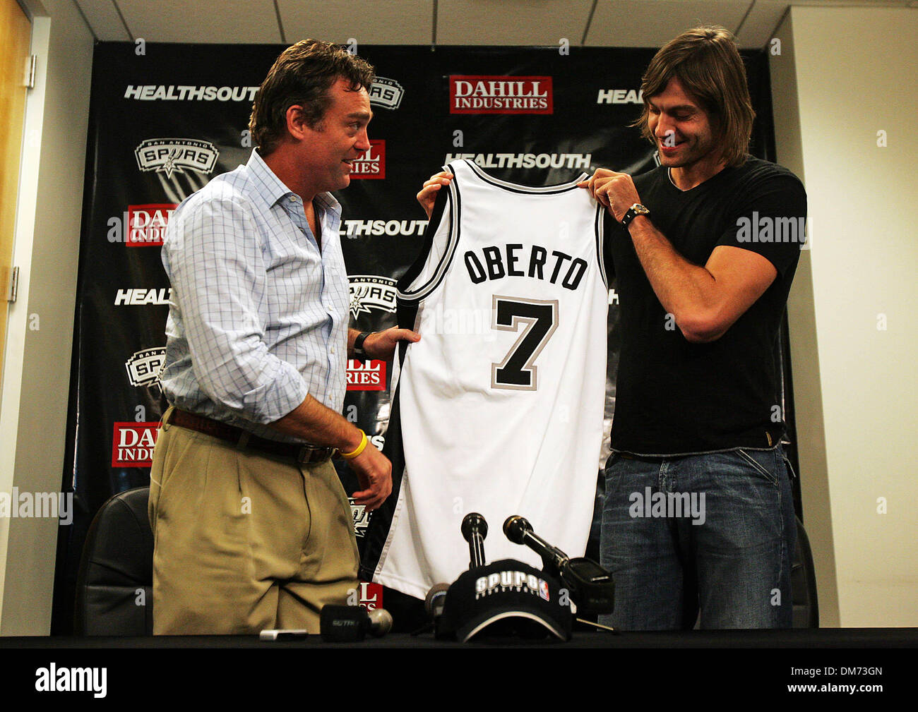 2. August 2005; San Antonio, TX, USA; Sporen-Geschäftsführer RC BUFORD (links) und mit FABRICIO OBERTO auf einer Pressekonferenz in ihre Praxis-Einrichtung auf Dienstag, 2. August 2005. Neu erworbenen Oberto zusammen mit Sporen Wache Manu Ginobili, die olympische Goldmedaille während auf die argentinische Basketball-Nationalmannschaft im letzten Jahr 2004 Olympischen Spiele in Griechenland zu erfassen. Oberto tragen Stockfoto