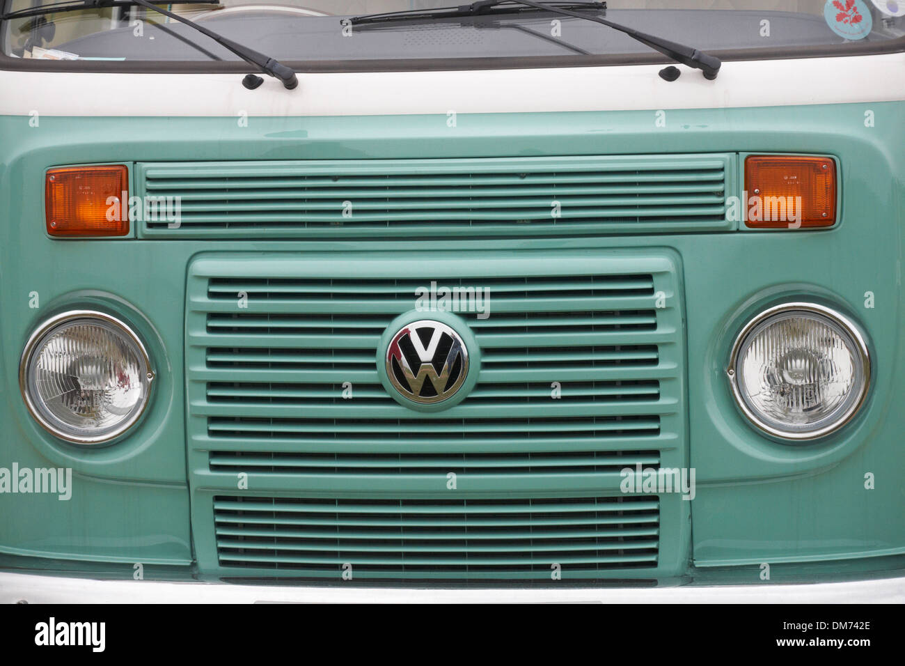 Frontgrill des Volkswagen Wohnwagens mit VW-Abzeichen und -Leuchten,  Scheinwerfer und Blinkleuchten - VW-Logo Wohnmobil im Dorset UK  Stockfotografie - Alamy